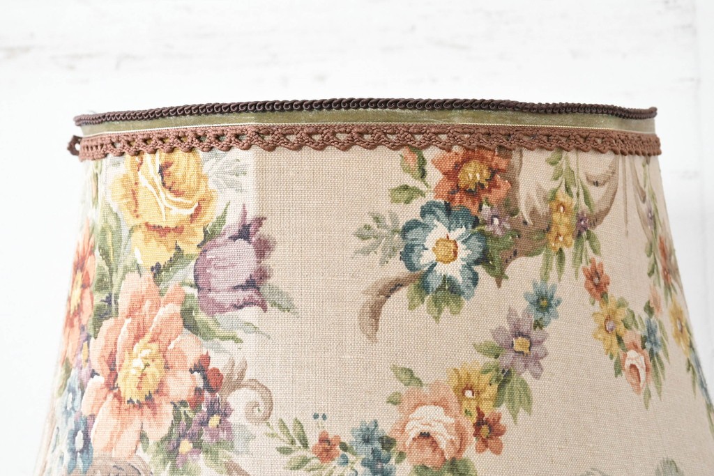 アジアンビンテージ　チーク材　オリエンタルな彫刻が存在感を放つフロアランプ　(R-087006)