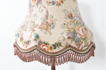 アジアンビンテージ　チーク材　オリエンタルな彫刻が存在感を放つフロアランプ　(R-087006)