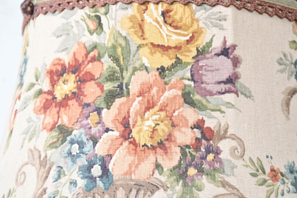 アジアンビンテージ　チーク材　オリエンタルな彫刻が存在感を放つフロアランプ　(R-087006)