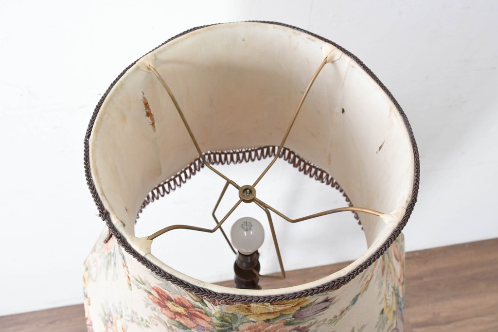 アジアンビンテージ　チーク材　オリエンタルな彫刻が存在感を放つフロアランプ　(R-087006)