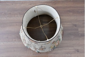 アジアンビンテージ　チーク材　オリエンタルな彫刻が存在感を放つフロアランプ　(R-087006)