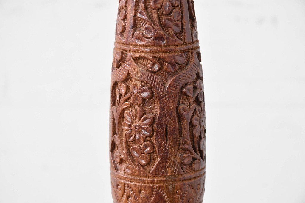 アジアンビンテージ　チーク材　オリエンタルな彫刻が存在感を放つフロアランプ　(R-087006)