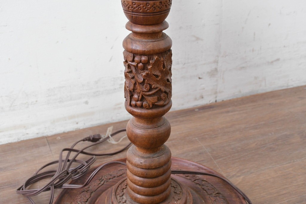 アジアンビンテージ　チーク材　オリエンタルな彫刻が存在感を放つフロアランプ　(R-087006)