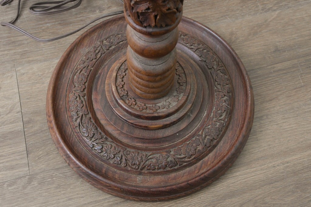 アジアンビンテージ　チーク材　オリエンタルな彫刻が存在感を放つフロアランプ　(R-087006)
