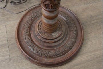 アジアンビンテージ　チーク材　オリエンタルな彫刻が存在感を放つフロアランプ　(R-087006)