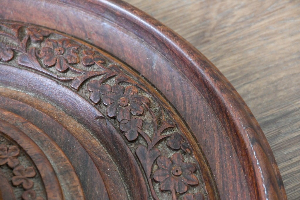 アジアンビンテージ　チーク材　オリエンタルな彫刻が存在感を放つフロアランプ　(R-087006)