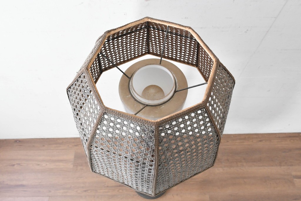 和製ヴィンテージ　希少デザイン　編み込みシェードが印象的なフロアスタンド　(R-087008)