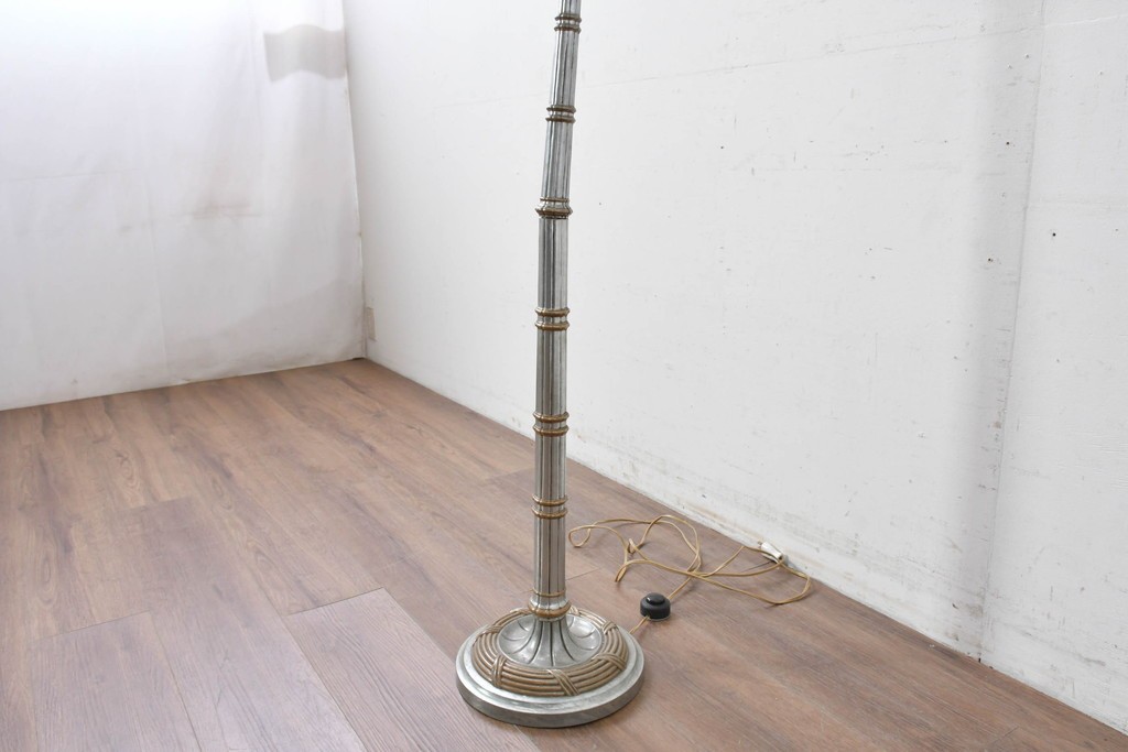 アメリカヴィンテージ　アールデコ　装飾的な支柱デザインが魅力のフロアスタンド　(R-087009)