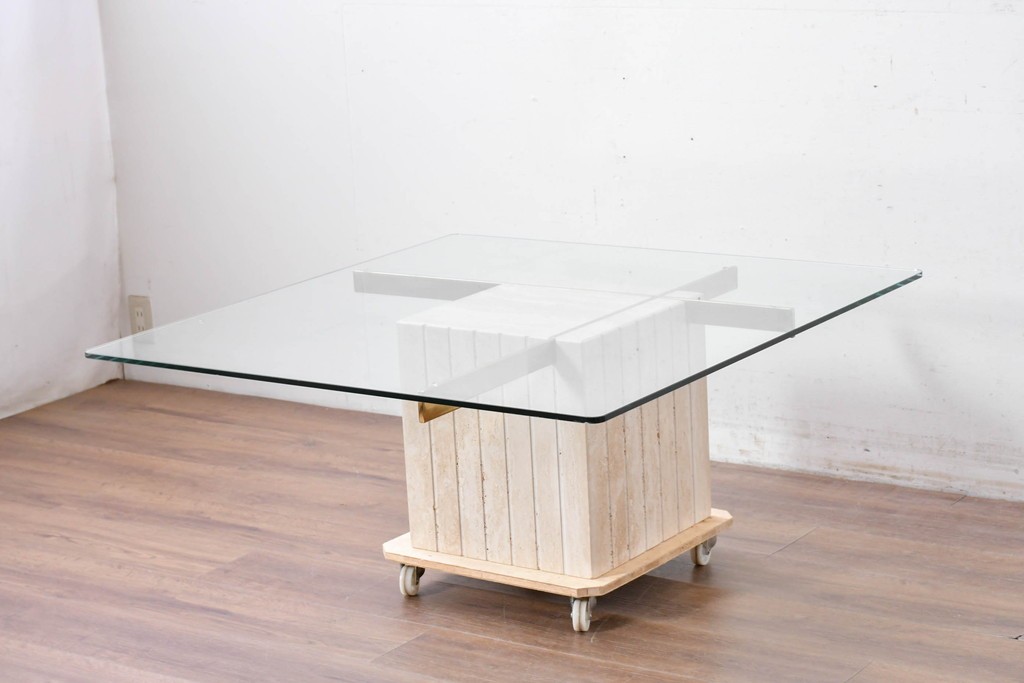 中古　イタリア高級家具ブランド　Artedi(アルディ)　石材ベースと十字フレームが特徴的なガラストップローテーブル　(R-087011)