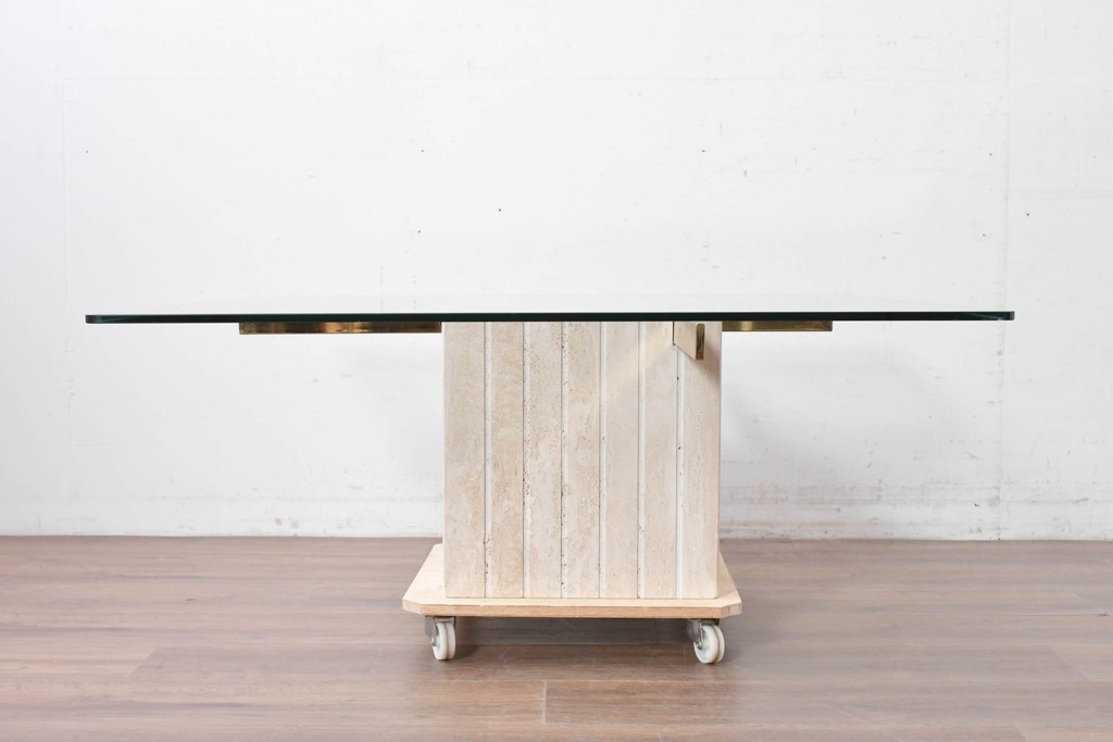 中古　イタリア高級家具ブランド　Artedi(アルディ)　石材ベースと十字フレームが特徴的なガラストップローテーブル　(R-087011)