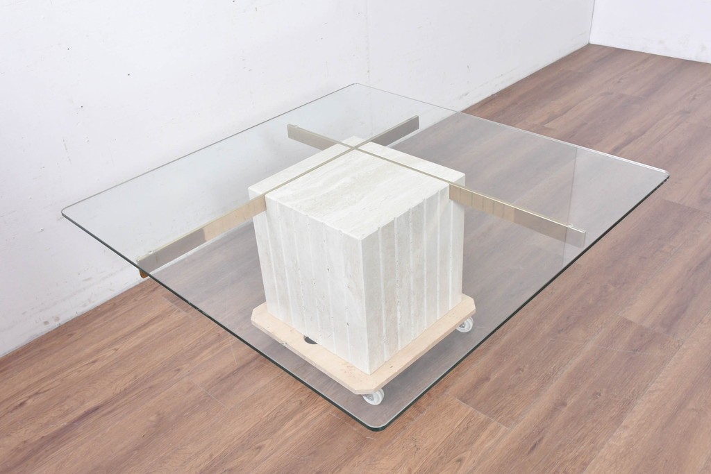 中古　イタリア高級家具ブランド　Artedi(アルディ)　石材ベースと十字フレームが特徴的なガラストップローテーブル　(R-087011)