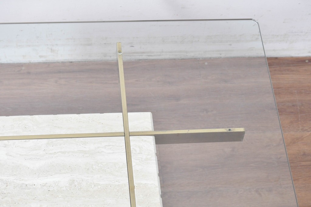 中古　イタリア高級家具ブランド　Artedi(アルディ)　石材ベースと十字フレームが特徴的なガラストップローテーブル　(R-087011)