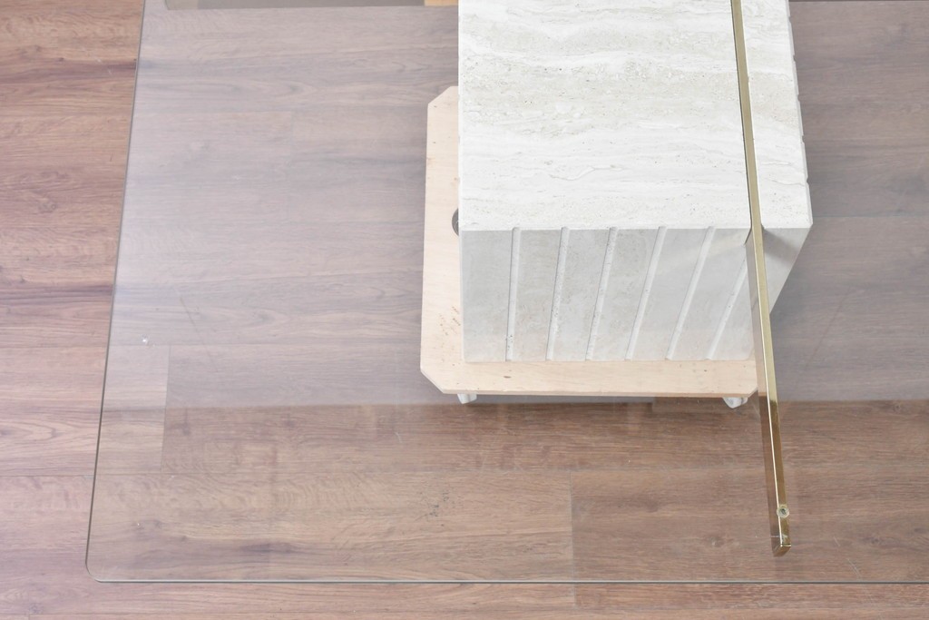 中古　イタリア高級家具ブランド　Artedi(アルディ)　石材ベースと十字フレームが特徴的なガラストップローテーブル　(R-087011)