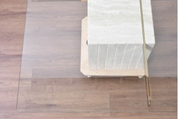 中古　イタリア高級家具ブランド　Artedi(アルディ)　石材ベースと十字フレームが特徴的なガラストップローテーブル　(R-087011)