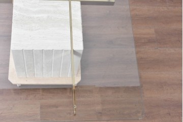 中古　イタリア高級家具ブランド　Artedi(アルディ)　石材ベースと十字フレームが特徴的なガラストップローテーブル　(R-087011)