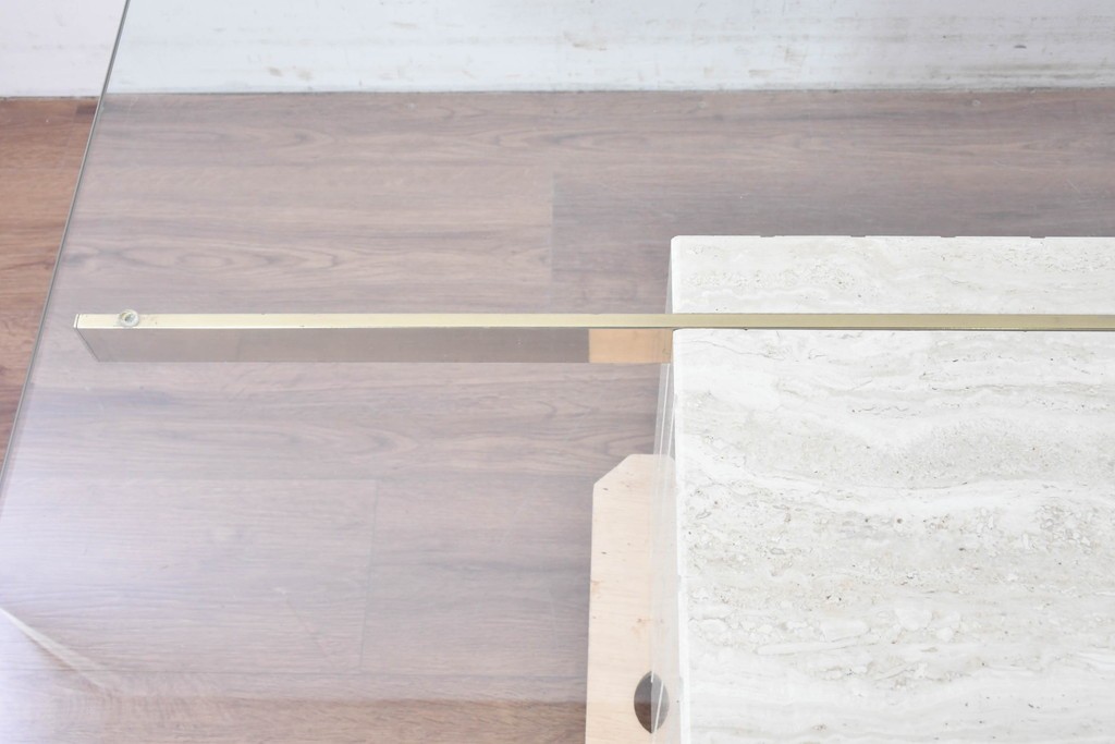 中古　イタリア高級家具ブランド　Artedi(アルディ)　石材ベースと十字フレームが特徴的なガラストップローテーブル　(R-087011)