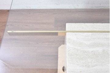 中古　イタリア高級家具ブランド　Artedi(アルディ)　石材ベースと十字フレームが特徴的なガラストップローテーブル　(R-087011)