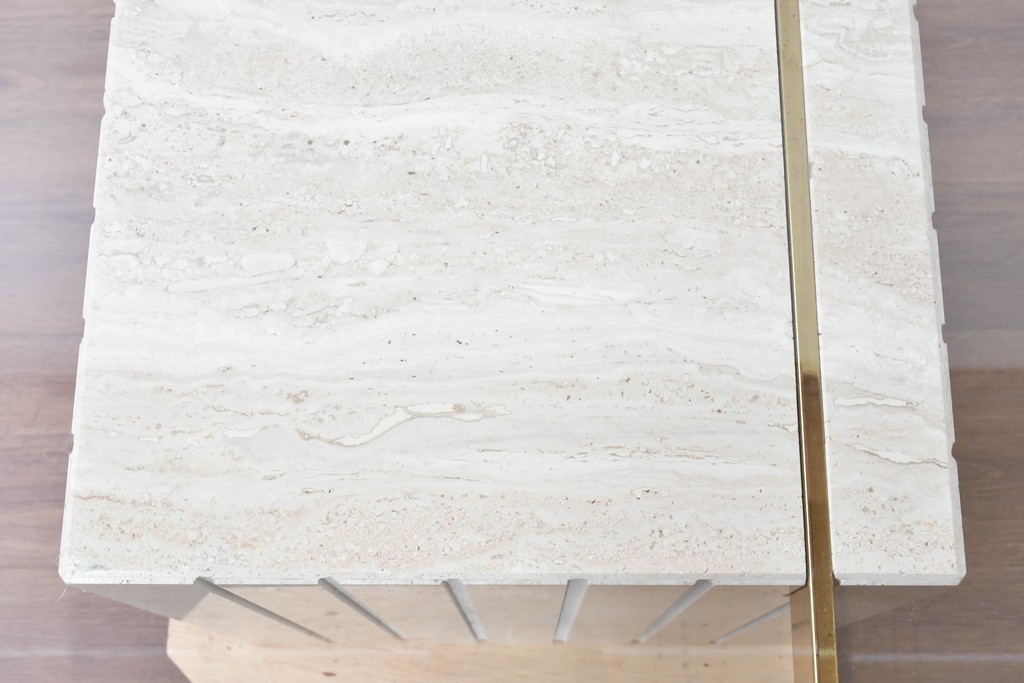 中古　イタリア高級家具ブランド　Artedi(アルディ)　石材ベースと十字フレームが特徴的なガラストップローテーブル　(R-087011)