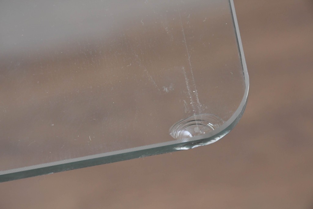 中古　イタリア高級家具ブランド　Artedi(アルディ)　石材ベースと十字フレームが特徴的なガラストップローテーブル　(R-087011)