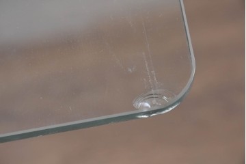 中古　イタリア高級家具ブランド　Artedi(アルディ)　石材ベースと十字フレームが特徴的なガラストップローテーブル　(R-087011)