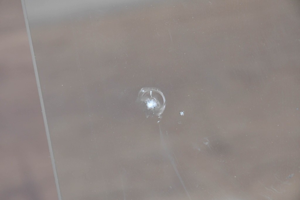 中古　イタリア高級家具ブランド　Artedi(アルディ)　石材ベースと十字フレームが特徴的なガラストップローテーブル　(R-087011)