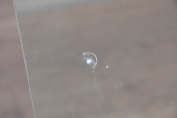 中古　イタリア高級家具ブランド　Artedi(アルディ)　石材ベースと十字フレームが特徴的なガラストップローテーブル　(R-087011)