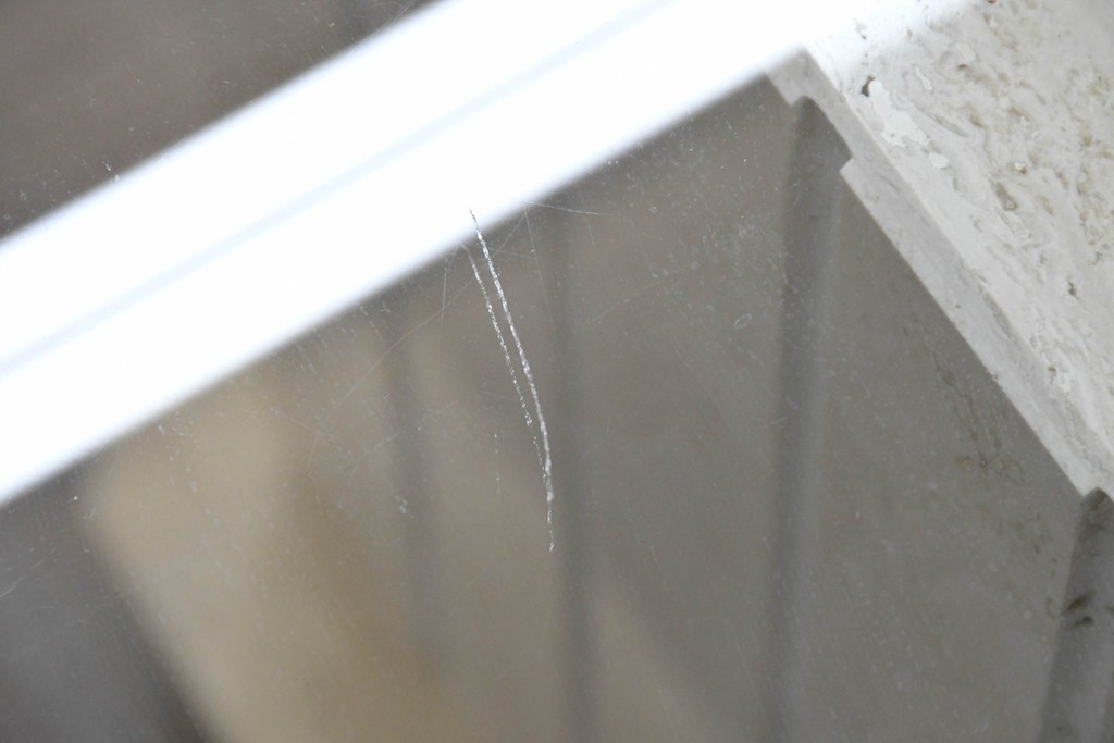 中古　イタリア高級家具ブランド　Artedi(アルディ)　石材ベースと十字フレームが特徴的なガラストップローテーブル　(R-087011)