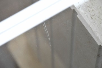 中古　イタリア高級家具ブランド　Artedi(アルディ)　石材ベースと十字フレームが特徴的なガラストップローテーブル　(R-087011)