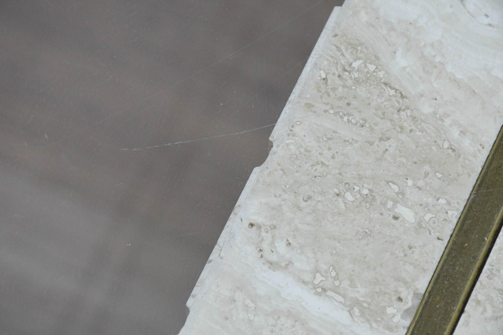 中古　イタリア高級家具ブランド　Artedi(アルディ)　石材ベースと十字フレームが特徴的なガラストップローテーブル　(R-087011)