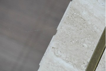 中古　イタリア高級家具ブランド　Artedi(アルディ)　石材ベースと十字フレームが特徴的なガラストップローテーブル　(R-087011)