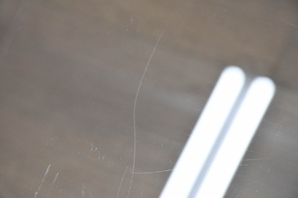 中古　イタリア高級家具ブランド　Artedi(アルディ)　石材ベースと十字フレームが特徴的なガラストップローテーブル　(R-087011)