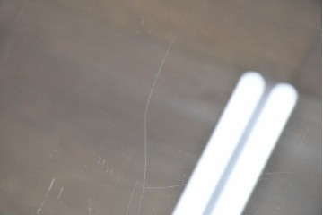 中古　イタリア高級家具ブランド　Artedi(アルディ)　石材ベースと十字フレームが特徴的なガラストップローテーブル　(R-087011)