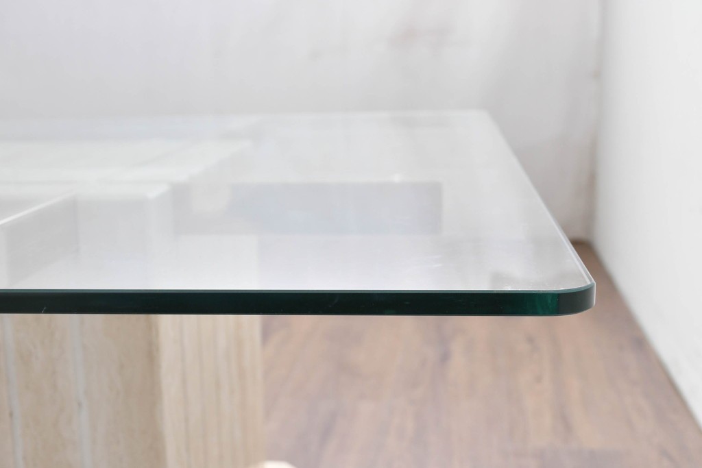 中古　イタリア高級家具ブランド　Artedi(アルディ)　石材ベースと十字フレームが特徴的なガラストップローテーブル　(R-087011)