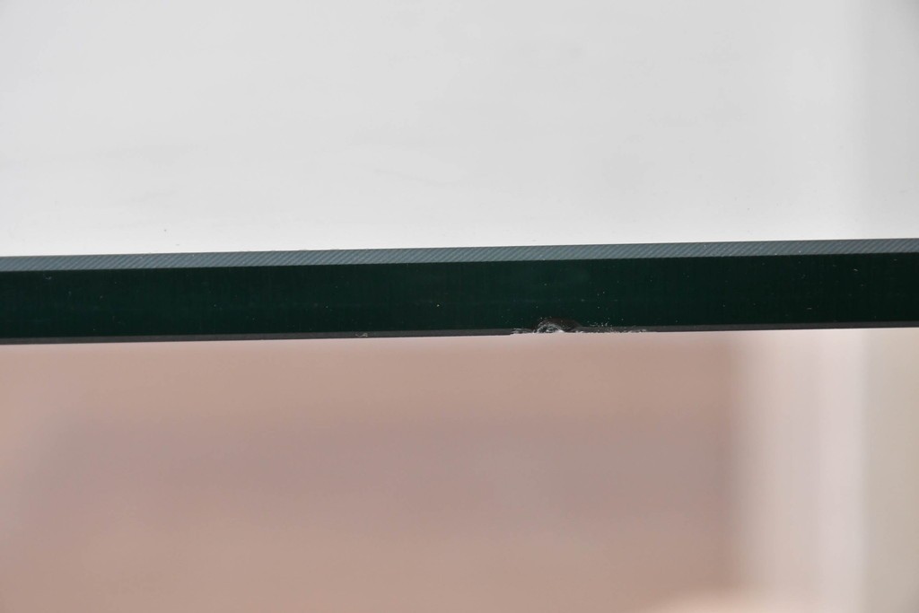 中古　イタリア高級家具ブランド　Artedi(アルディ)　石材ベースと十字フレームが特徴的なガラストップローテーブル　(R-087011)