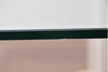 中古　イタリア高級家具ブランド　Artedi(アルディ)　石材ベースと十字フレームが特徴的なガラストップローテーブル　(R-087011)