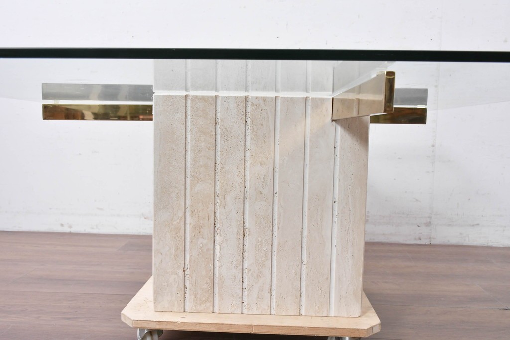 中古　イタリア高級家具ブランド　Artedi(アルディ)　石材ベースと十字フレームが特徴的なガラストップローテーブル　(R-087011)