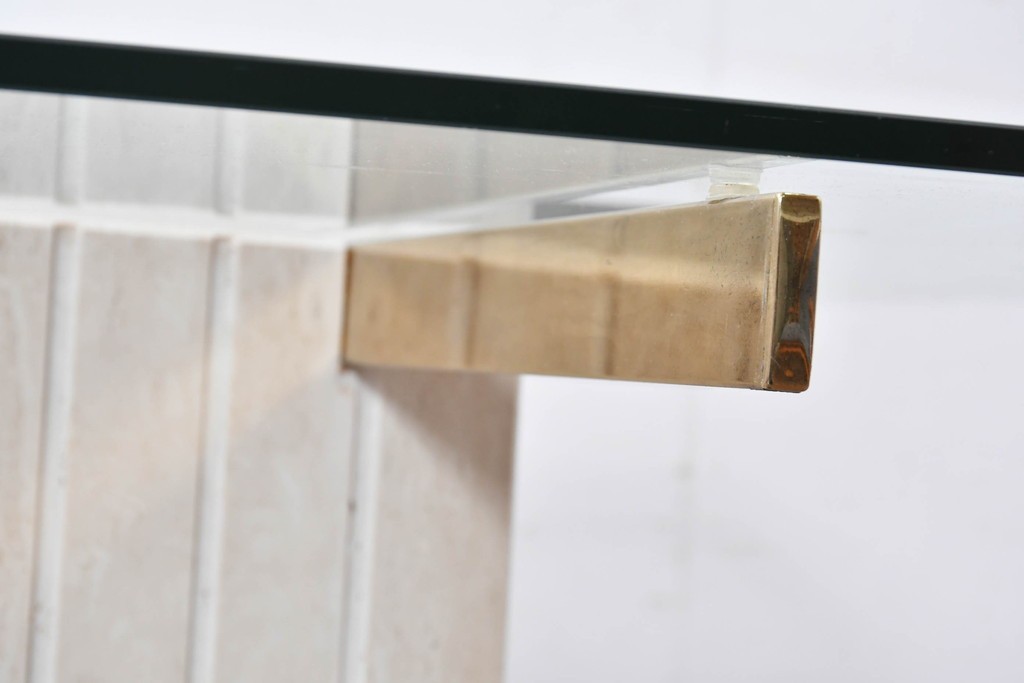 中古　イタリア高級家具ブランド　Artedi(アルディ)　石材ベースと十字フレームが特徴的なガラストップローテーブル　(R-087011)