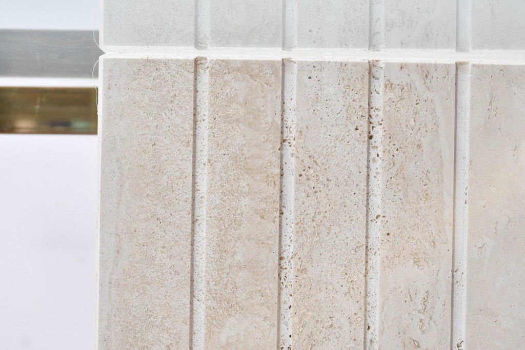 中古　イタリア高級家具ブランド　Artedi(アルディ)　石材ベースと十字フレームが特徴的なガラストップローテーブル　(R-087011)