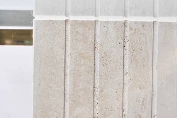 中古　イタリア高級家具ブランド　Artedi(アルディ)　石材ベースと十字フレームが特徴的なガラストップローテーブル　(R-087011)