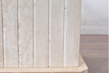 中古　イタリア高級家具ブランド　Artedi(アルディ)　石材ベースと十字フレームが特徴的なガラストップローテーブル　(R-087011)