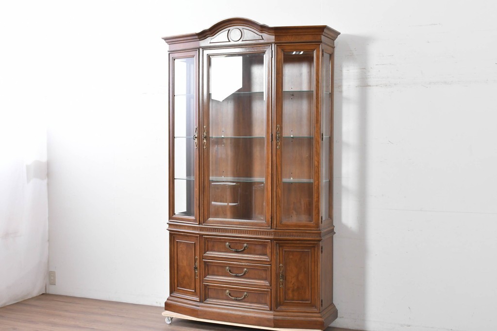 中古　美品　DREXEL HERITAGE(ドレクセルヘリテイジ)　TRYON MANOR(トライオンメナー)　格調高い照明付きキャビネット　(R-087016)