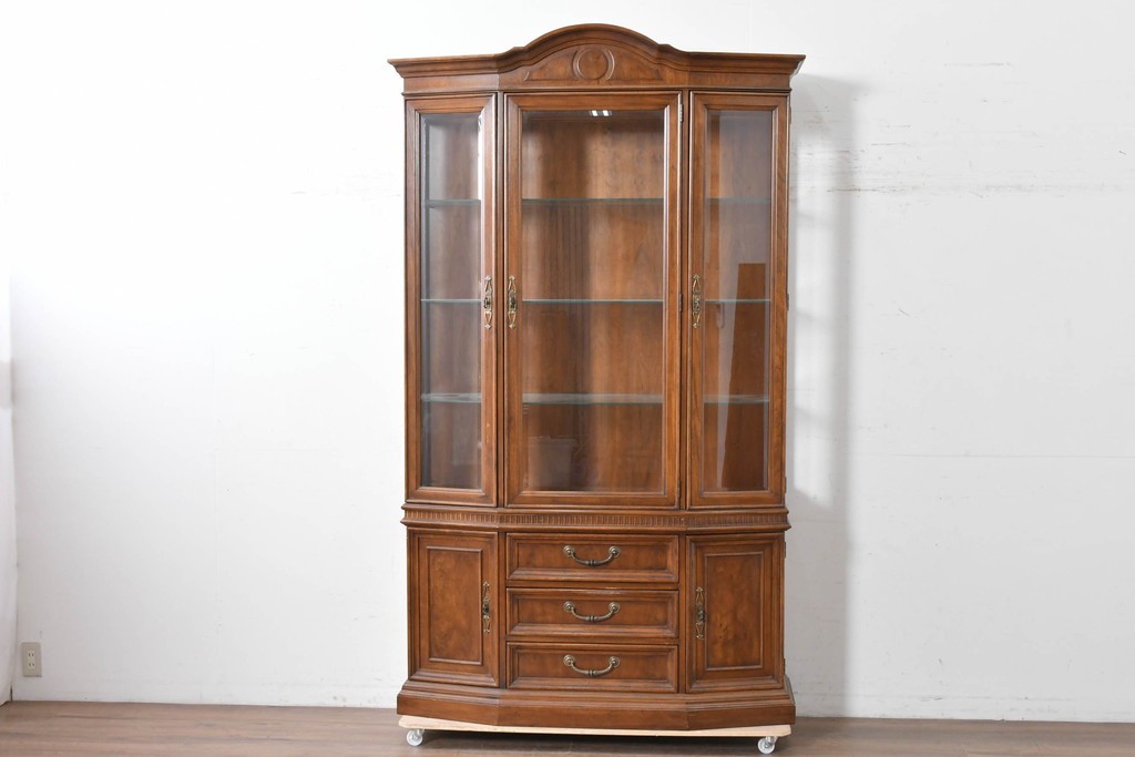 中古　美品　DREXEL HERITAGE(ドレクセルヘリテイジ)　TRYON MANOR(トライオンメナー)　格調高い照明付きキャビネット　(R-087016)