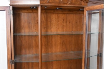 中古　美品　DREXEL HERITAGE(ドレクセルヘリテイジ)　TRYON MANOR(トライオンメナー)　格調高い照明付きキャビネット　(R-087016)