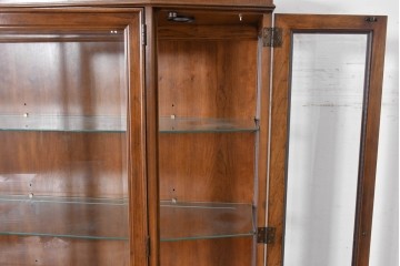 中古　美品　DREXEL HERITAGE(ドレクセルヘリテイジ)　TRYON MANOR(トライオンメナー)　格調高い照明付きキャビネット　(R-087016)