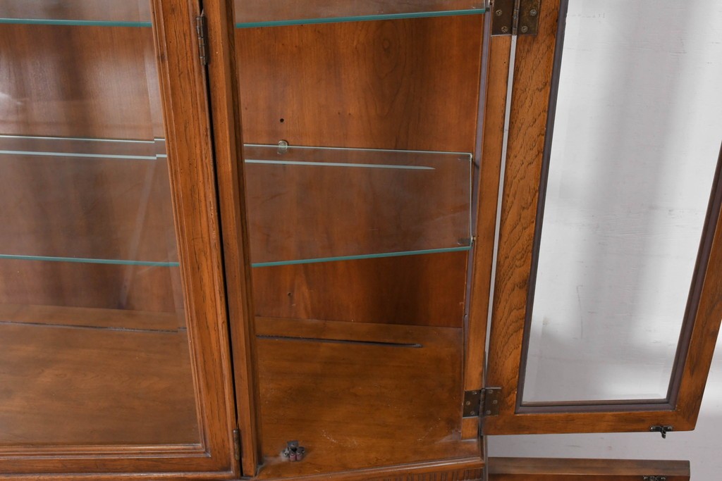 中古　美品　DREXEL HERITAGE(ドレクセルヘリテイジ)　TRYON MANOR(トライオンメナー)　格調高い照明付きキャビネット　(R-087016)