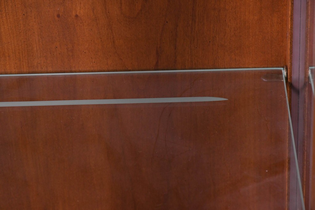 中古　美品　DREXEL HERITAGE(ドレクセルヘリテイジ)　TRYON MANOR(トライオンメナー)　格調高い照明付きキャビネット　(R-087016)