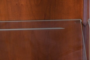 中古　美品　DREXEL HERITAGE(ドレクセルヘリテイジ)　TRYON MANOR(トライオンメナー)　格調高い照明付きキャビネット　(R-087016)