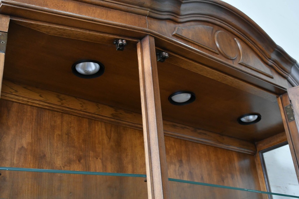 中古　美品　DREXEL HERITAGE(ドレクセルヘリテイジ)　TRYON MANOR(トライオンメナー)　格調高い照明付きキャビネット　(R-087016)