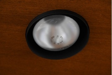 中古　美品　DREXEL HERITAGE(ドレクセルヘリテイジ)　TRYON MANOR(トライオンメナー)　格調高い照明付きキャビネット　(R-087016)