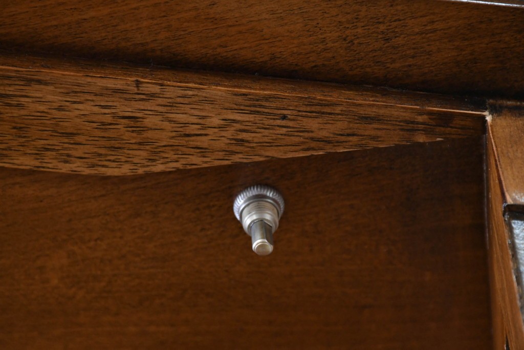 中古　美品　DREXEL HERITAGE(ドレクセルヘリテイジ)　TRYON MANOR(トライオンメナー)　格調高い照明付きキャビネット　(R-087016)